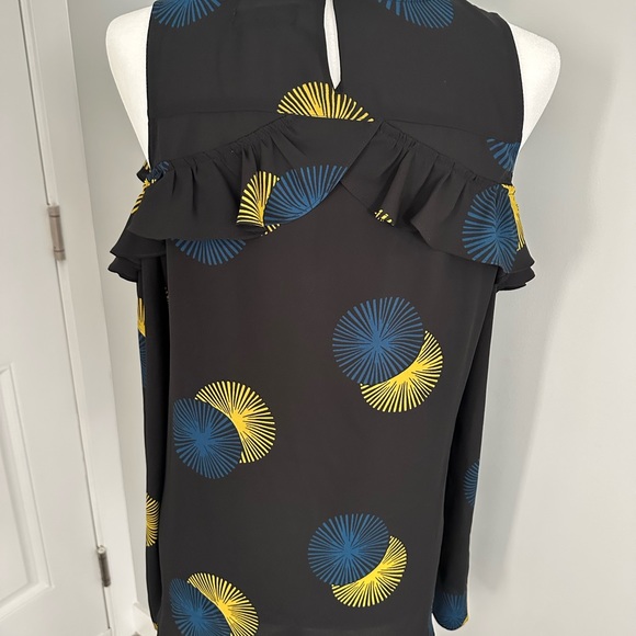 Cut out shoulder top - Picture 2 of 8